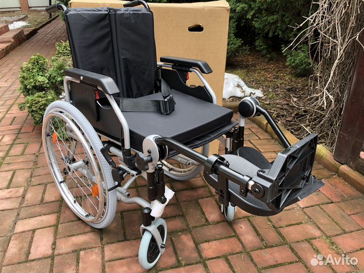 Инвалидная коляска с регулировкой высоты подножек