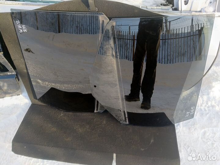 Стекло задней боковой двери Grand Cherokee WK2