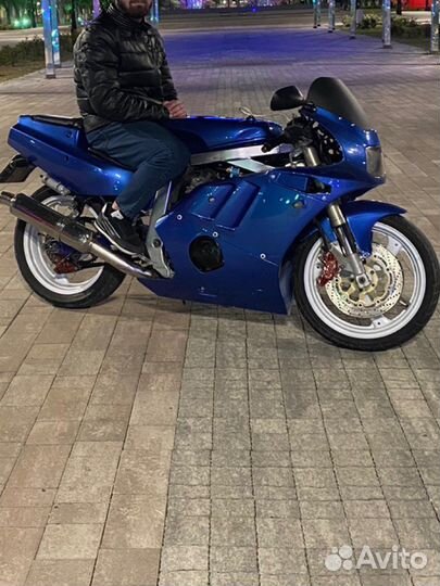 Suzuki gsx r 400