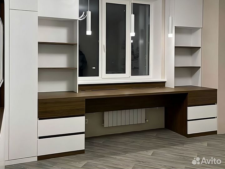 Школьный стол для двоих у окна