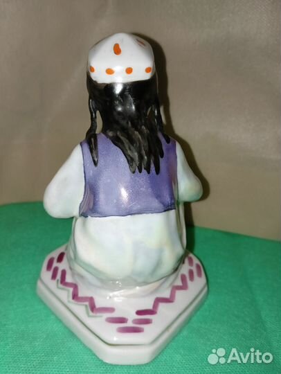 Фарфоровая статуэтка Девушка С Чайником