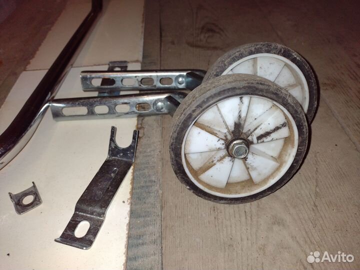 Дополнительные боковые колеса и ручка