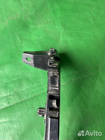 Крепление бампера заднее левое Honda Vezel RV6