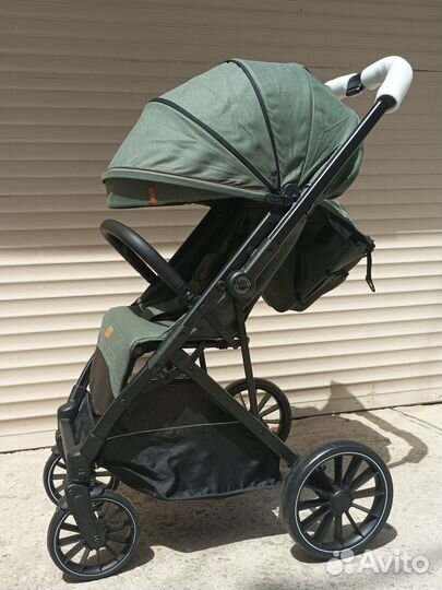 Коляска с большими колесами и перекидной ручкой