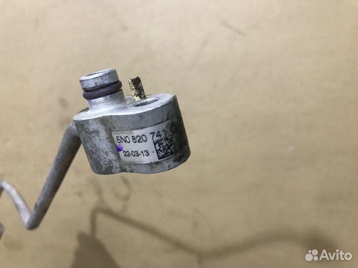 Трубка кондиционера Volkswagen Tiguan 5N0820741C