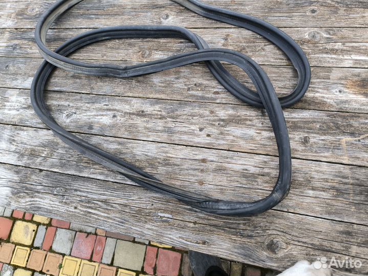 Toyota corolla 130 2003 Резинка крышки багажника