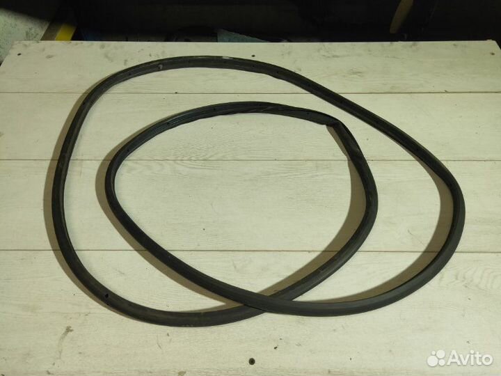 Уплотнитель двери передний правый Opel Astra J