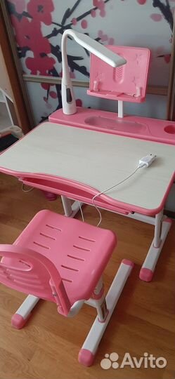 Растущая парта с лампой Rifforma и стул Holta