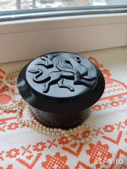 Шкатулка с грифоном из карболита СССР