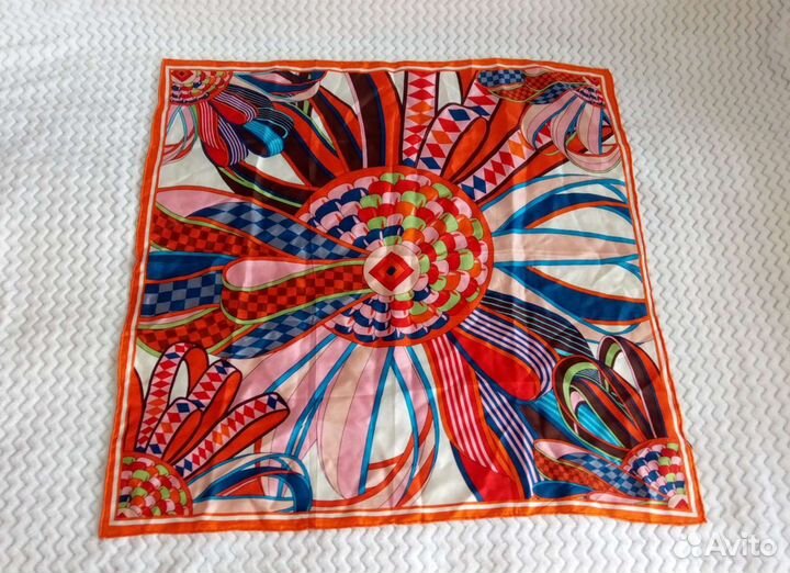 Новые шелковые платки разные