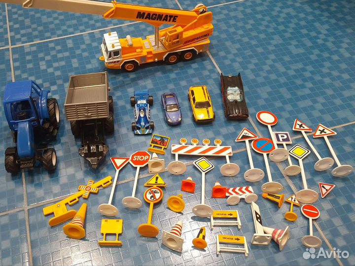 Трактор с прицепом кран автомобили дорожные знаки