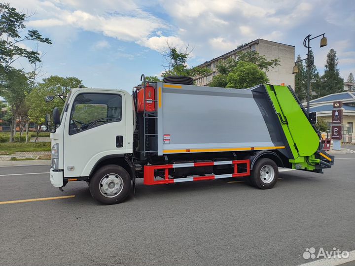 Мусоровоз на базе Isuzi NQR90 с задней загрузкой