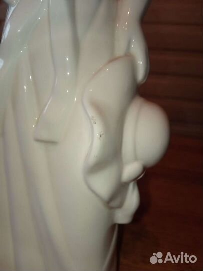 Статуэтка Девушка с шляпой