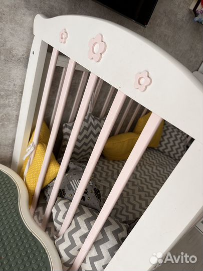Детская кроватка с маятником и ящиком