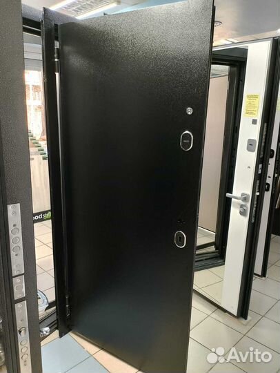 Дверь входная с зеркалом Тайга