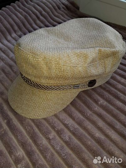 Женский берет с козырьком