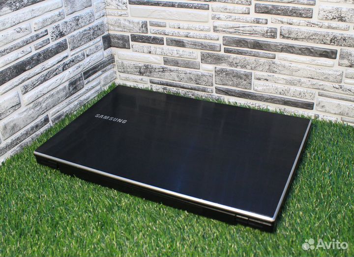 Ноутбук Samsung i3/8Gb/ssd128Gb/hdd500Gb/gt520mx