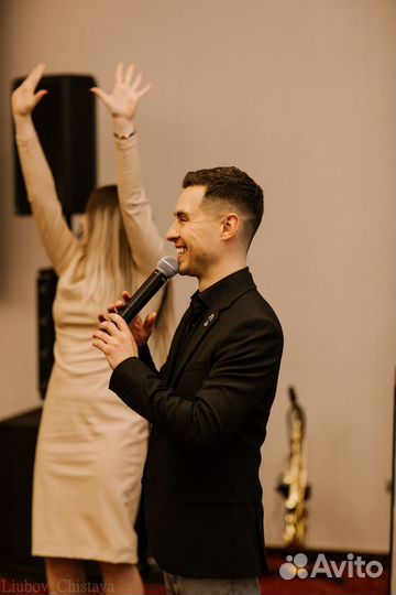 Ведущий-саксофонист