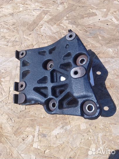 Кронштейн компрессора SR18 Nissan Bluebird U14