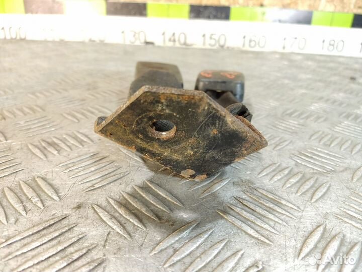 Ответная часть ремня безопасности Nissan Primera 1