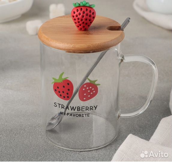 Кружка с деревянной крышкой и ложкой Клубничка