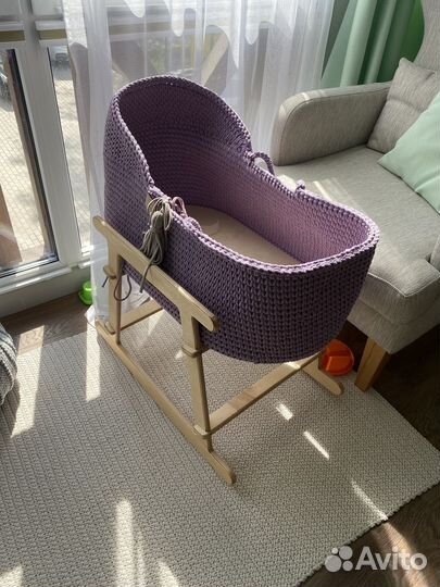 Люлька вязаная с деревянной подставкой-качалкой