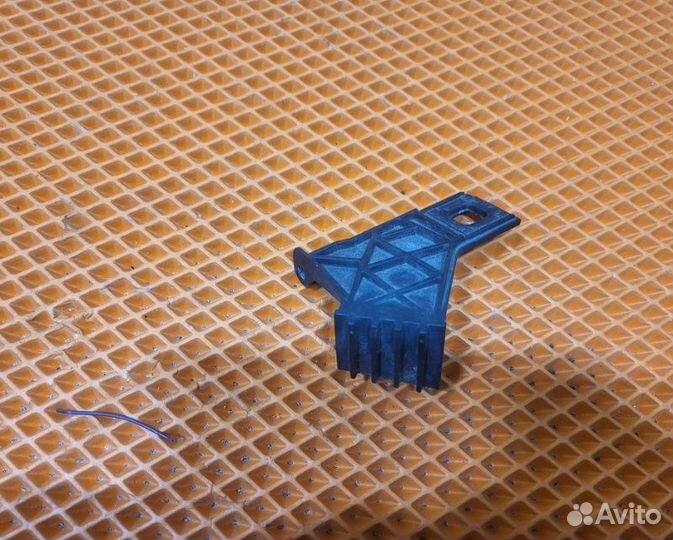 Кронштейн левый Audi A4 Iv B8 cdnk 2010