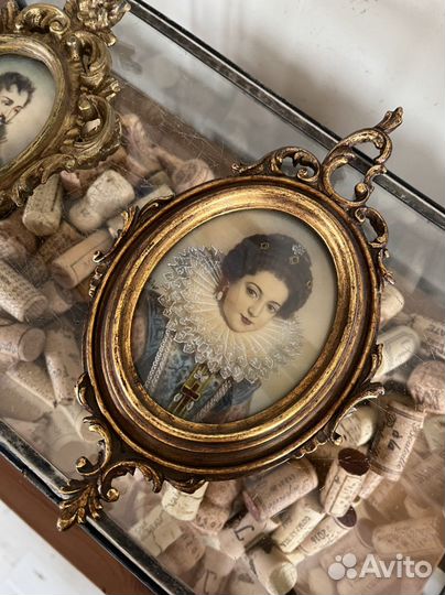 Картина миниатюра портрет в раме дерево. Европа