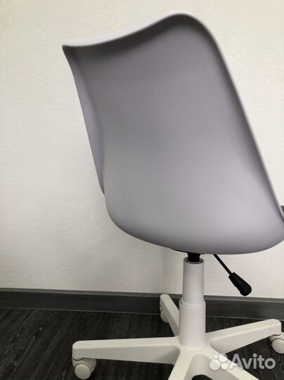 Стул на колесиках белый для мастера