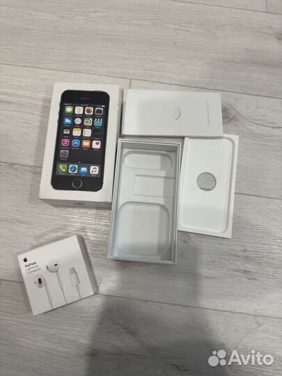 Коробка от iPhone 5s и наушники