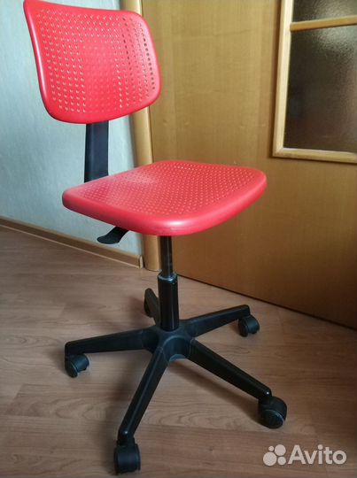 Компьютерный стул красный