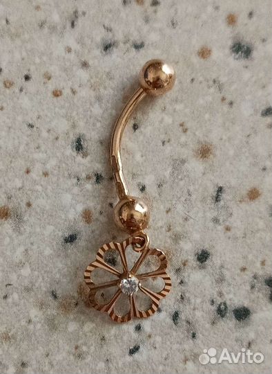 Пирсинг в пупок золотой
