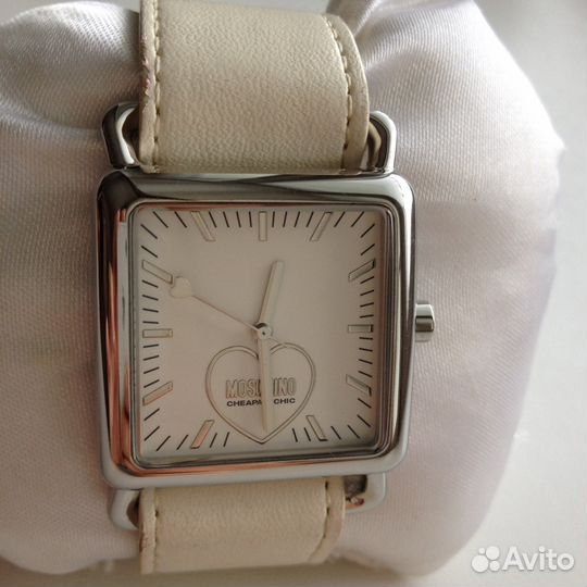 Часы Moschino