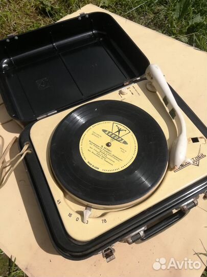 Винтажный проигрыватель 