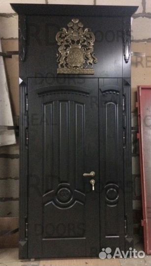 Уличная металлическая входная дверь с фрамугой