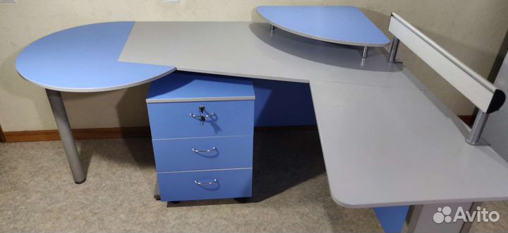 Угловой письменный стол