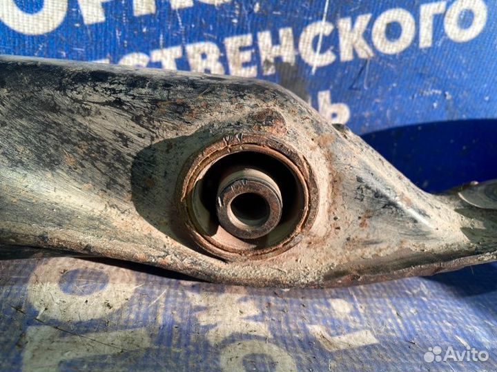 Передний правый рычаг Honda Domani седан 1998