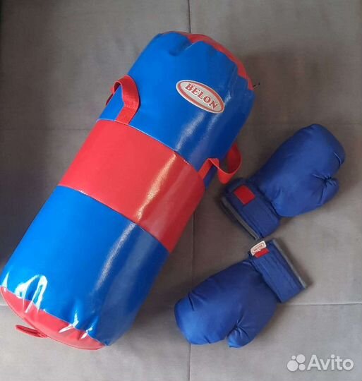 Боксерская груша и перчатки