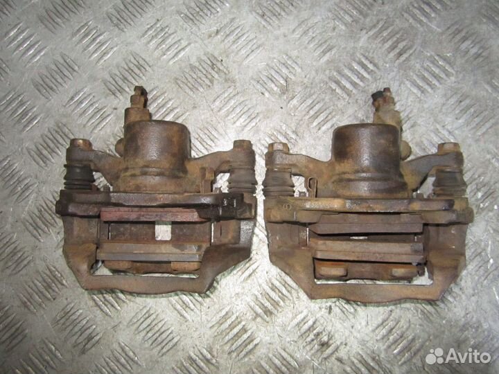 Суппорт тормозной задний Nissan Laurel C35 1997-02