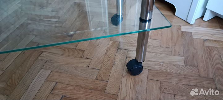 Столик стеклянный на колесиках