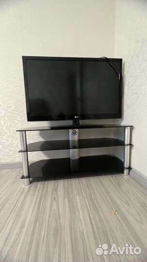 Стеклянная тумба вместе с телевизором