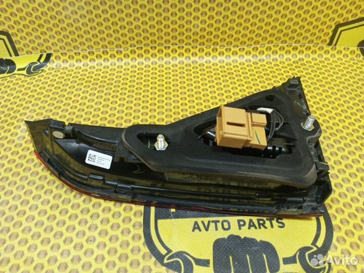 Фонарь в крышку багажника задний правый Volkswagen