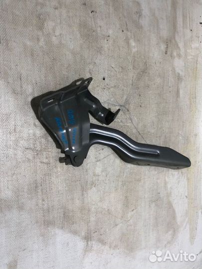 Петля замка капота передняя левая Nissan Qashqai