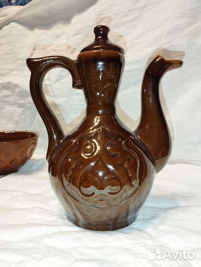 Керамический кувшин и пиала