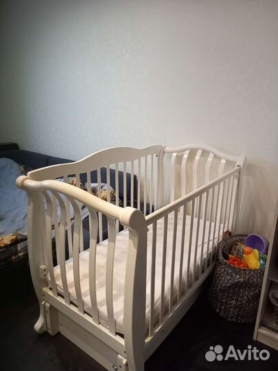 Детская кроватка с продольным маятником