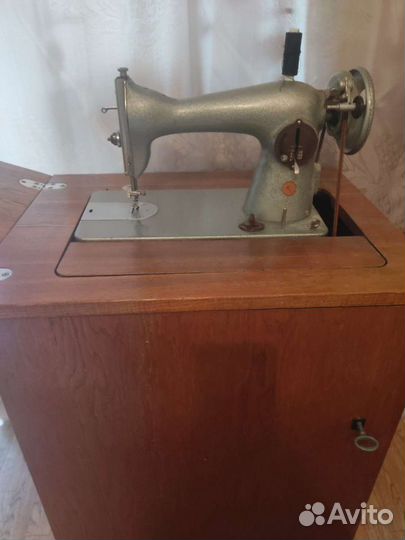 Швейная машина с тумбой б/у Подольск