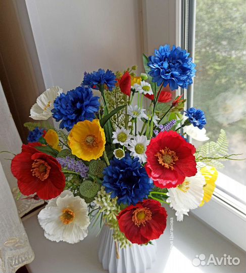 Летний букет из искусственных цветов и зелени