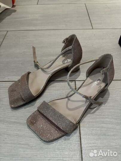 Босоножки на каблуке 39