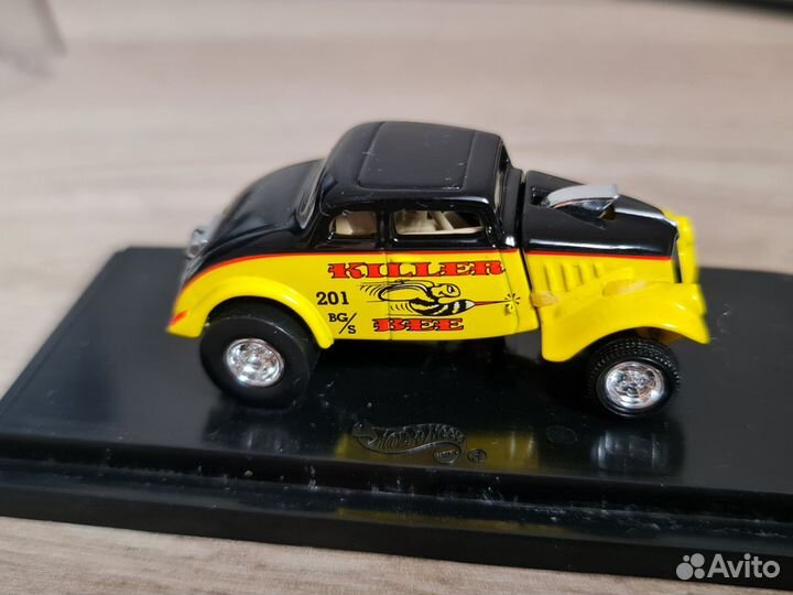 Hot wheels 100% 1:64