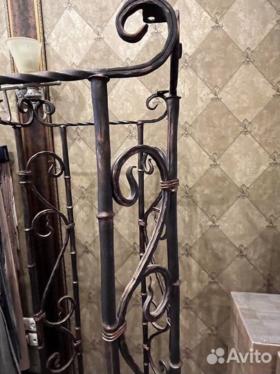 Стойка — вешалка для олежды, аксессуаров